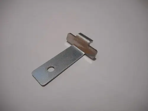Metallene Befestigung für Heizstäbe, geeignet für Remeha Produkte. Flache Platte mit einem Loch und einer seitlichen Ausklinkung zur Montage.